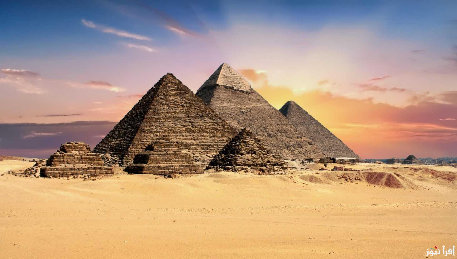 انتشار صورة غريبة عن تغطية الأهرامات في الجيزة باللون الأسود وتفسير الآثريين للظاهرة 