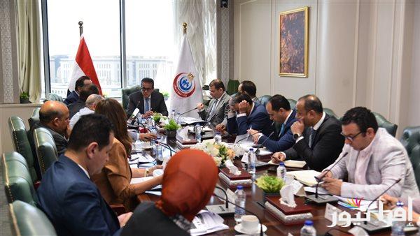 وزير الصحة يبحث تطبيق التأمين الصحي الشامل في المحافظات