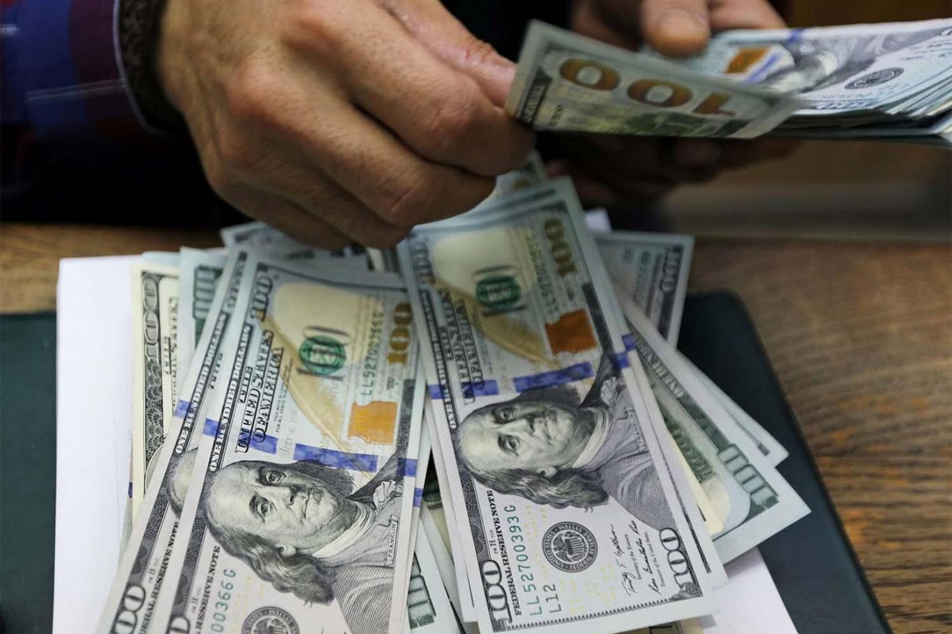 الدولار يعلو والدينار يترنح بين المحافظات.. سعر صرف الدولار في العراق اليوم