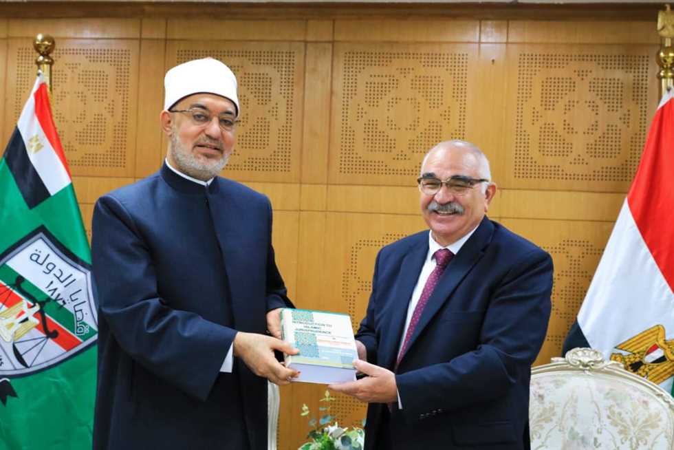 مفتي الجمهورية يقدم التهاني لرئيس هيئة قضايا الدولة بمناسبة توليه المنصب رسميًا (صور)
